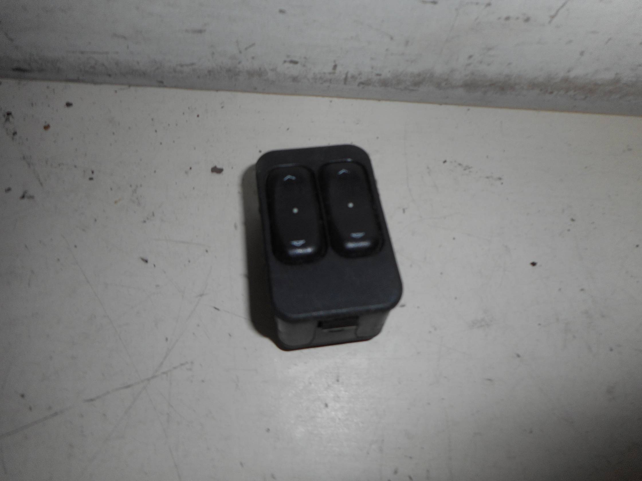 Interruttore alzacristalli porta ant.